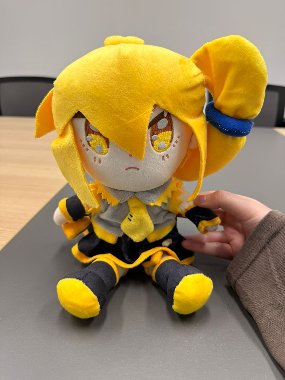 Abstract yellow and black digital art echoing Akita Neru's iconic color palette and her role as the voiceless fanloid of Vocaloid culture