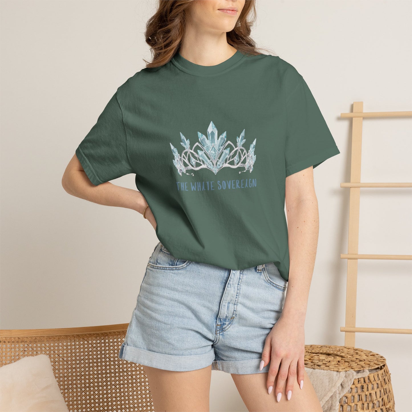 Casual fit white graphic t-shirt with a dark fantasy blue crest.