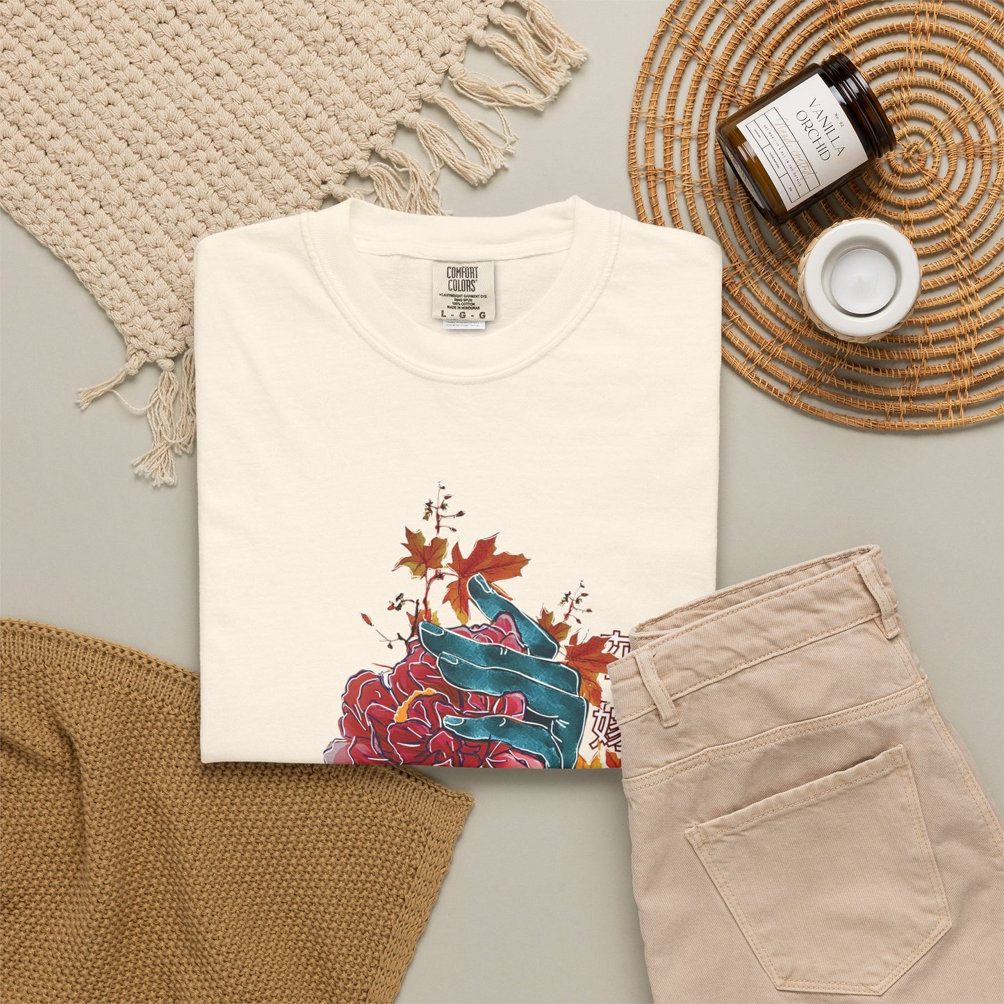 Comfortable everyday t-shirt with artistic nature-inspired graphic print.