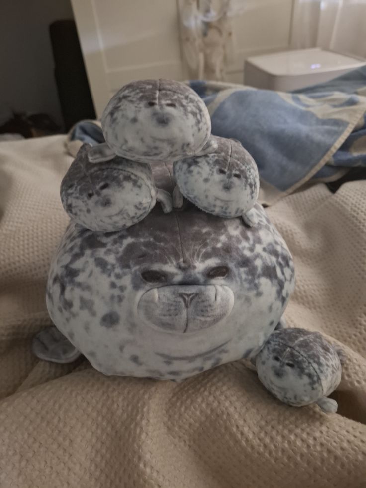 Round chonky seal toy with hidden zipper pocket four mini baby seals